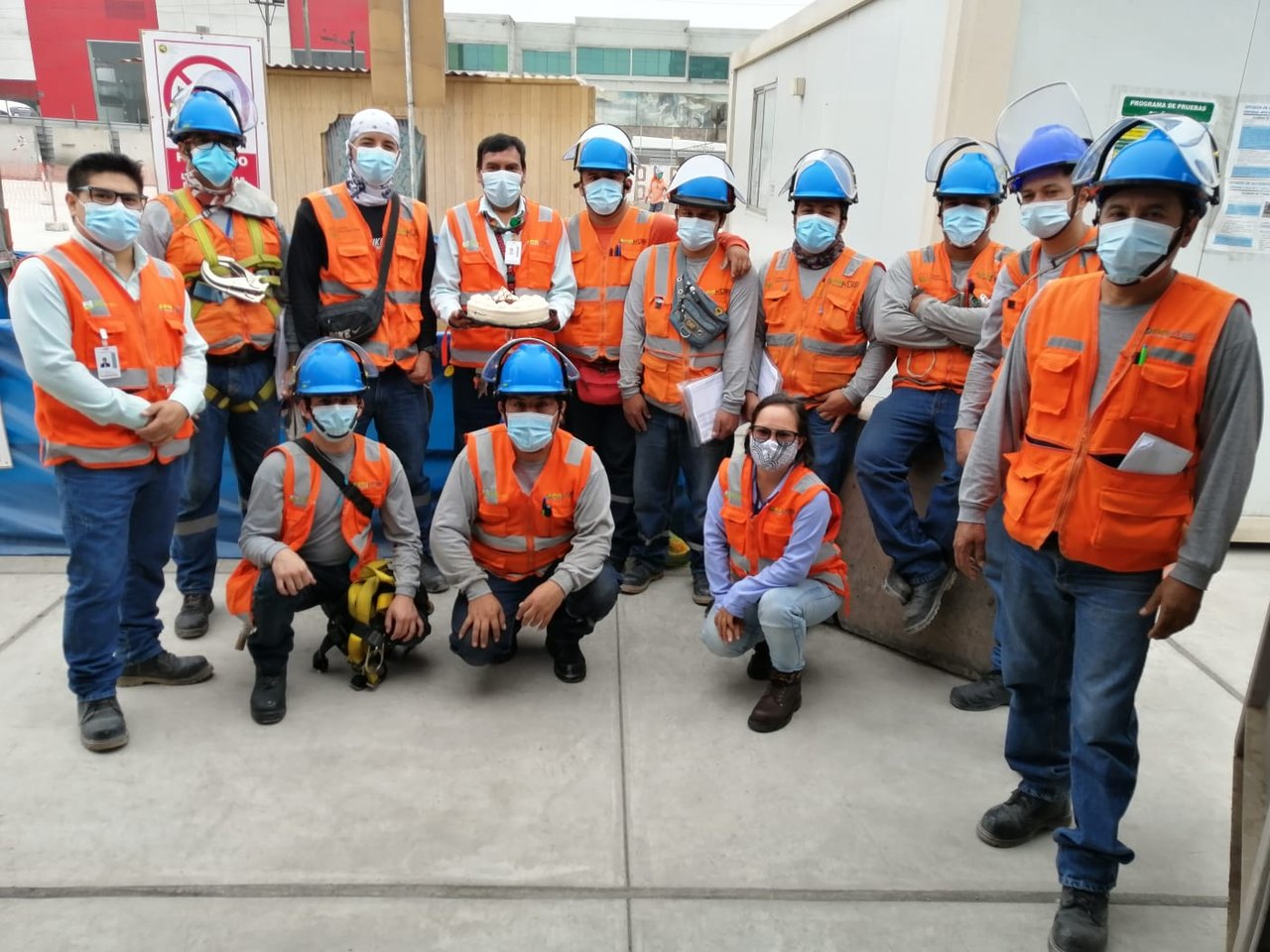 Equipo técnico con implementos de seguridad en proyecto de obra