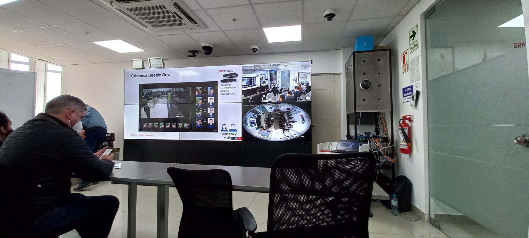 Videowall, cámaras IP y cableado en sala de monitoreo